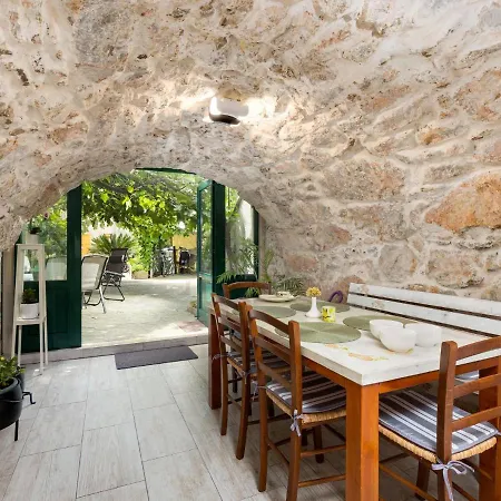 Stylishly Decorated With Private Terrace Apartman