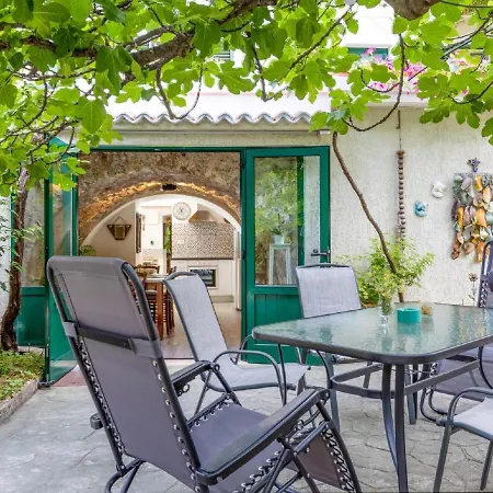 Apartman Stylishly Decorated With Private Terrace Punat