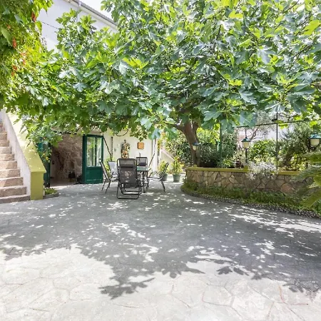 Stylishly Decorated With Private Terrace Apartman Punat